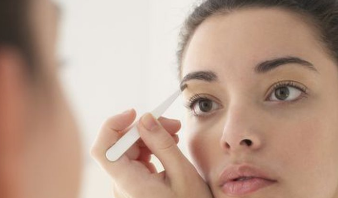 Për t’u dukur më e re! Ky tipar bën transformimin në fytyrë nëse e përdorni siç duhet