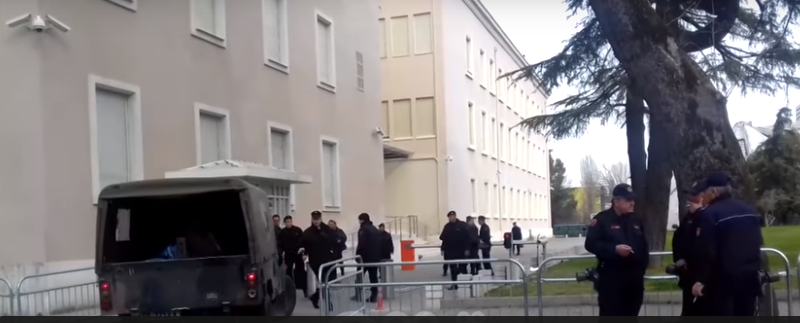 Protesta e Berishës kundër “Open Balkan”/ Kryeministria rrethohet me kangjella metalike dhe me 2 mijë efektivë