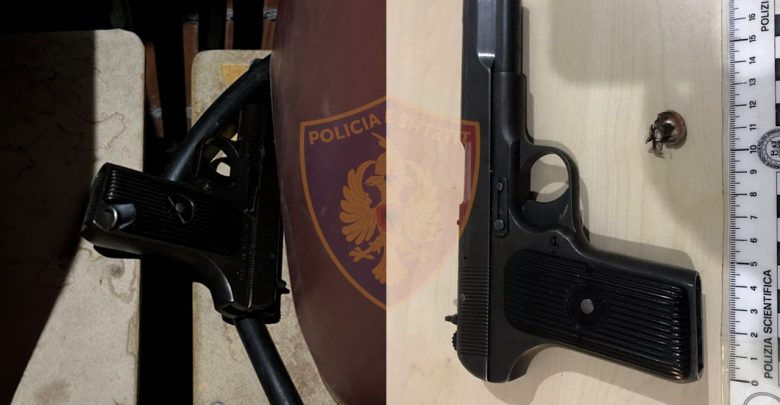 Konflikt në familje/ Babai qëllon me armë drejt të birit, ndërhyn policia dhe arreston autorin