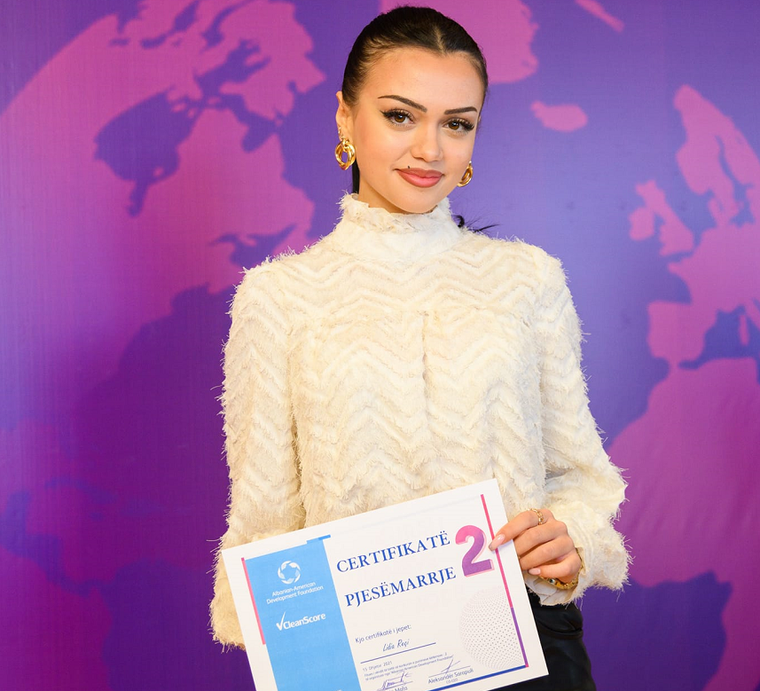 Durrës, studentja Lidia Reçi rrëmben çmimin e tretë në konkursin për punimet kërkimore