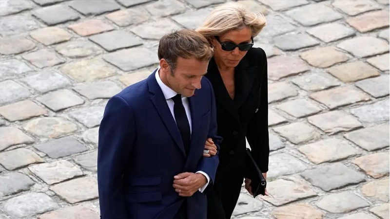 “Gruaja e Macron ka lindur burrë”, Zonja  e Parë e Francës nis procedurat ligjore kundër ‘shpifësve’