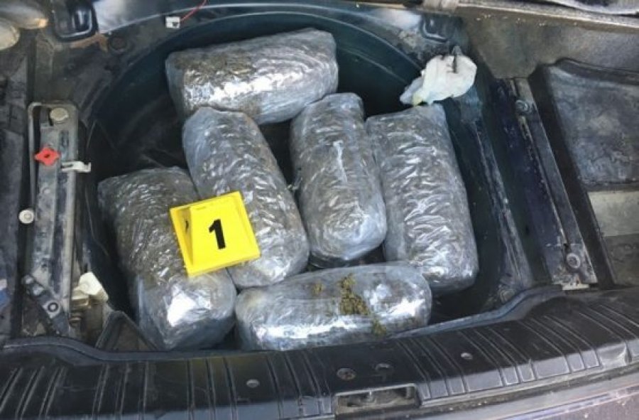 Kishte mbushur makinën plot me drogë, sapo policia i bën shenjë, i riu shqiptar ia mbath në pyll