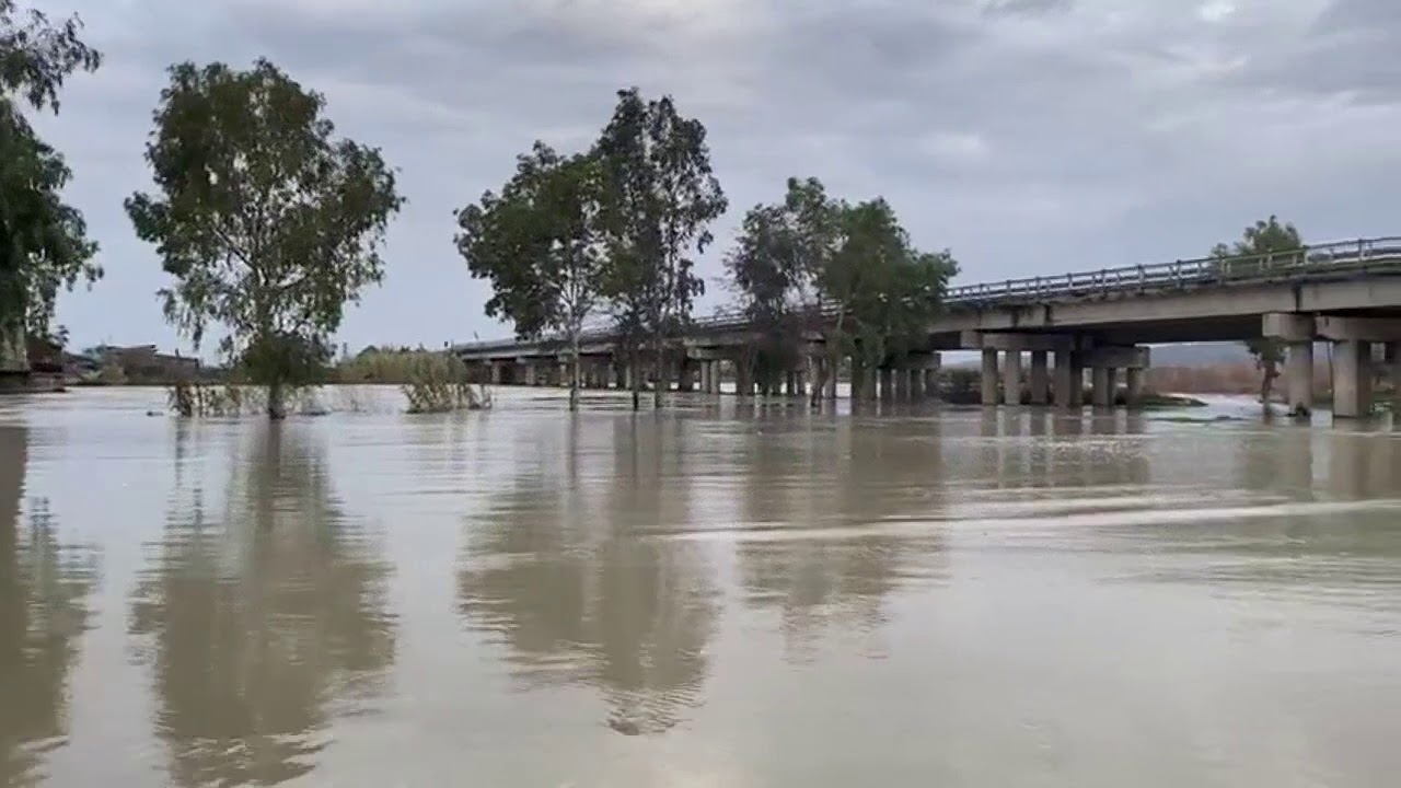 Vjosa del nga shtrati, përmbytet zona e pazarit të vjetër në Novoselë