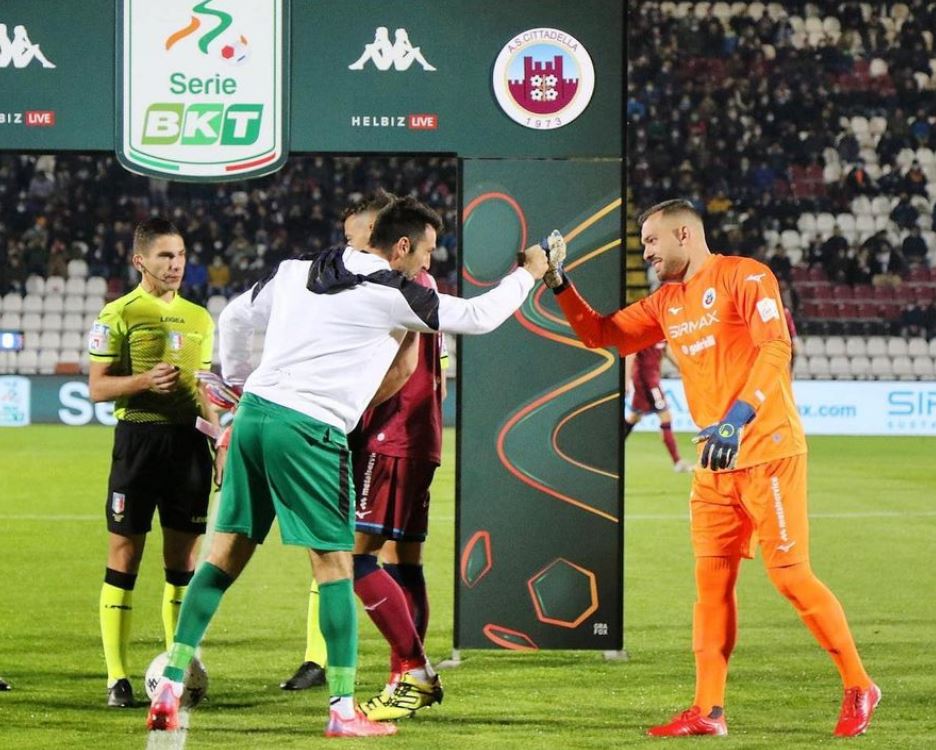 Më i miri në fushë, vlerësim mbresëlënës për portierin shqiptar Kastrati. Po shtyn ekipin e tij drejt Serisë A