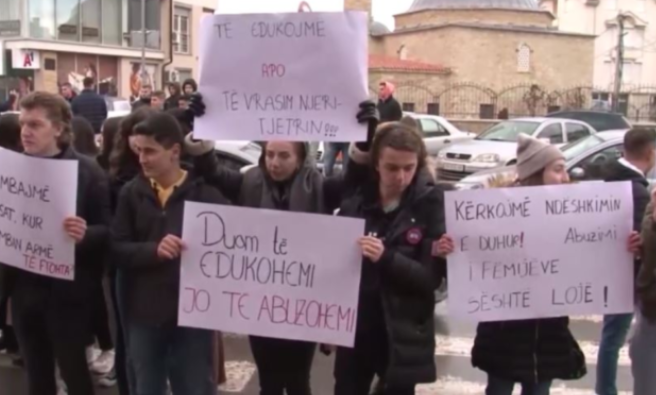 Goditi nxënësin me dorezë hekuri në kokë, mësuesi lihet në paraburgim