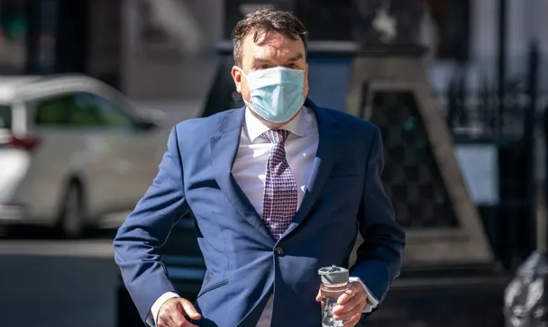 Ish-ministri pë*dhunoi gruan e tij, mesazhet s*ksuale që u dërgonte votuesve (EMRI)