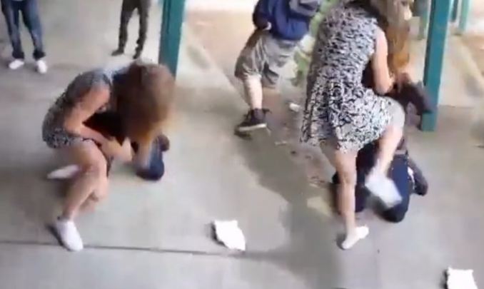 Keqtrajtonte bashkëmoshataren për t’u dukur i fortë para shokëve, e pëson keq i riu (VIDEO)