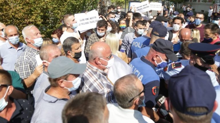 Protestuan përpara godinës së rafinerisë, policia procedon 9 naftëtarët