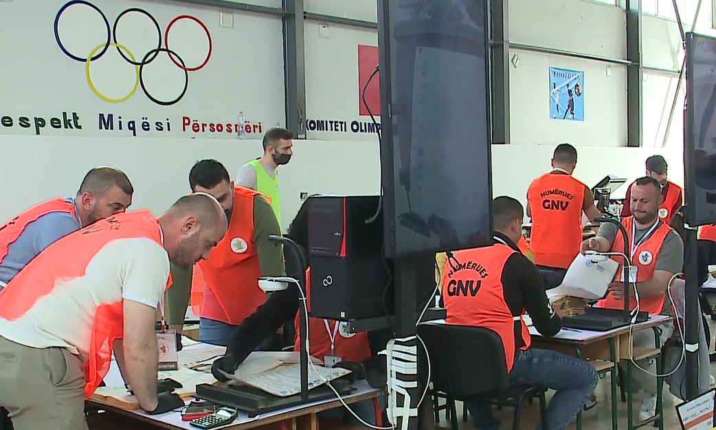 Dyshohet se manipuluan zgjedhjet e 25 prillit, KQZ kallëzon në prokurori 67 numërues