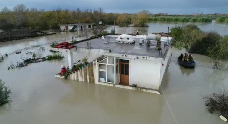 Vjosa del nga shtrati në Mifol/ Shtëpi e toka nën ujë, banorët evakuohen me gomone, shihni pamjet me dron (VIDEO)