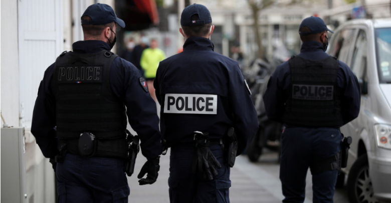 Merren peng 2 gra brenda dyqanit, agresori me thikë kërkon të flasë me ministrin e Drejtësisë (VIDEO)