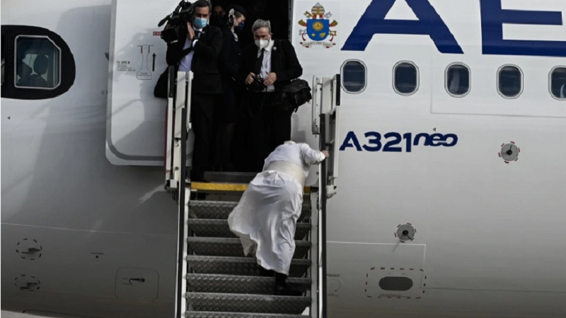 Erërat e forta rrëzojnë Papën në shkallët e avionit (FOTO)