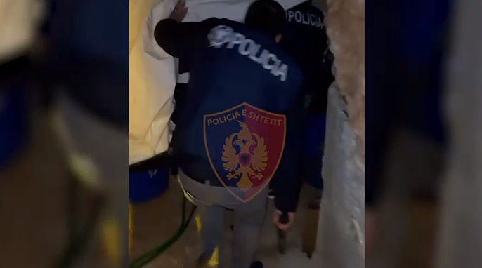 Çifti përshtat bodrumin si “shtëpi bari”, arrestohet gruaja, burri shpallet në kërkim (EMRAT)