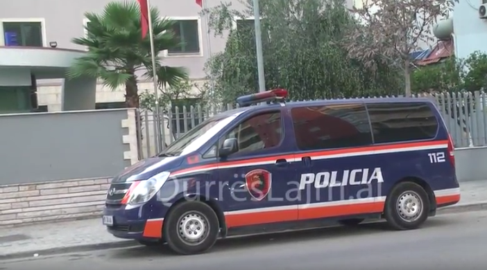 Telefonoi policinë pasi po i vidhnin automjetin, arrestohet në flagrancë 49-vjeçari në Durrës
