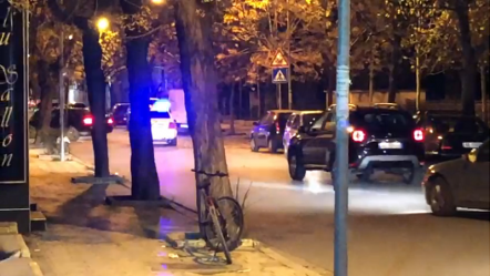 I dënuari me “arrest shtëpie” thyen masën e sigurisë! Në tentativë për t’u arratisur përplas një mjet, kapet nga policia