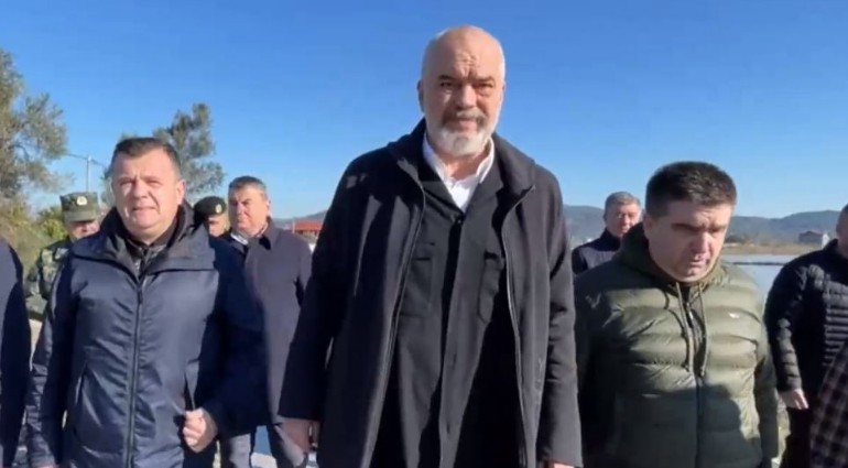 Banesat iu përmbytën nga uji, banorët falenderojnë kryeministrin Rama: Na ka shpëtuar puna juaj