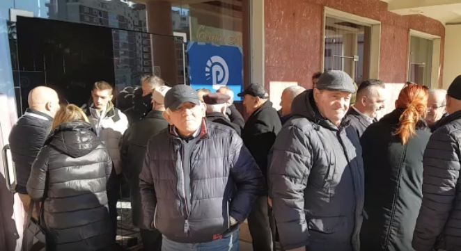 Demokratët e Durrësit presin në radhë për të votuar, interesim shumë i madh për referendumin (VIDEO)