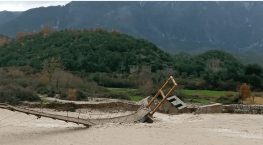 Lumi Vjosa del nga shtrati, përmbyten tokat bujqësore, uji hynë në shtëpitë e 12 banesave