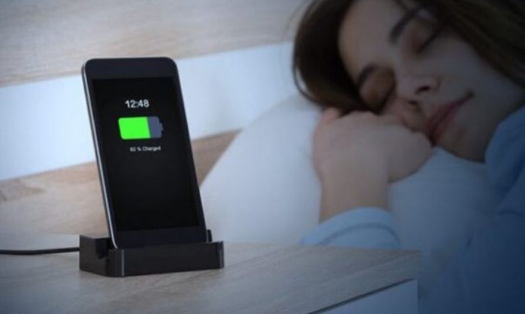 A duhet ta karikoni telefonin gjatë natës?