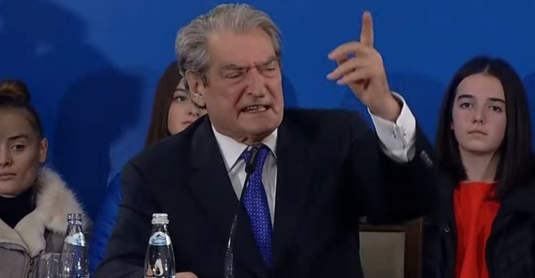 Berisha sulmon Vuçiç nga Tropoja: “Do ta kthej ushtrinë në kocka!”