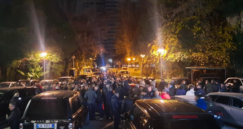 Në pritje të Berishës, mbështetësit e ish-kryeministrit në oborrin e PD
