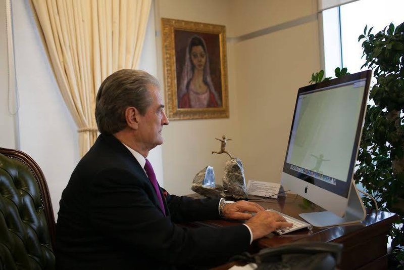 Sali Berisha “mposht” Ramën dhe Bashën në Facebook