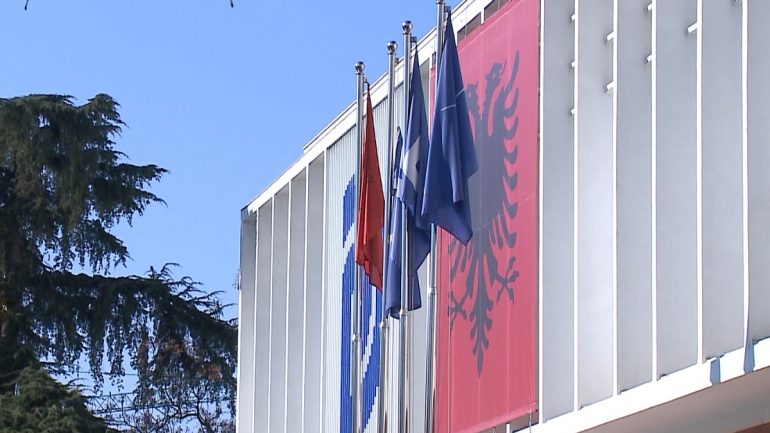 Tensione jashtë selisë blu/ Militantja përplaset me Evi Kokalarin: Mashtruese!