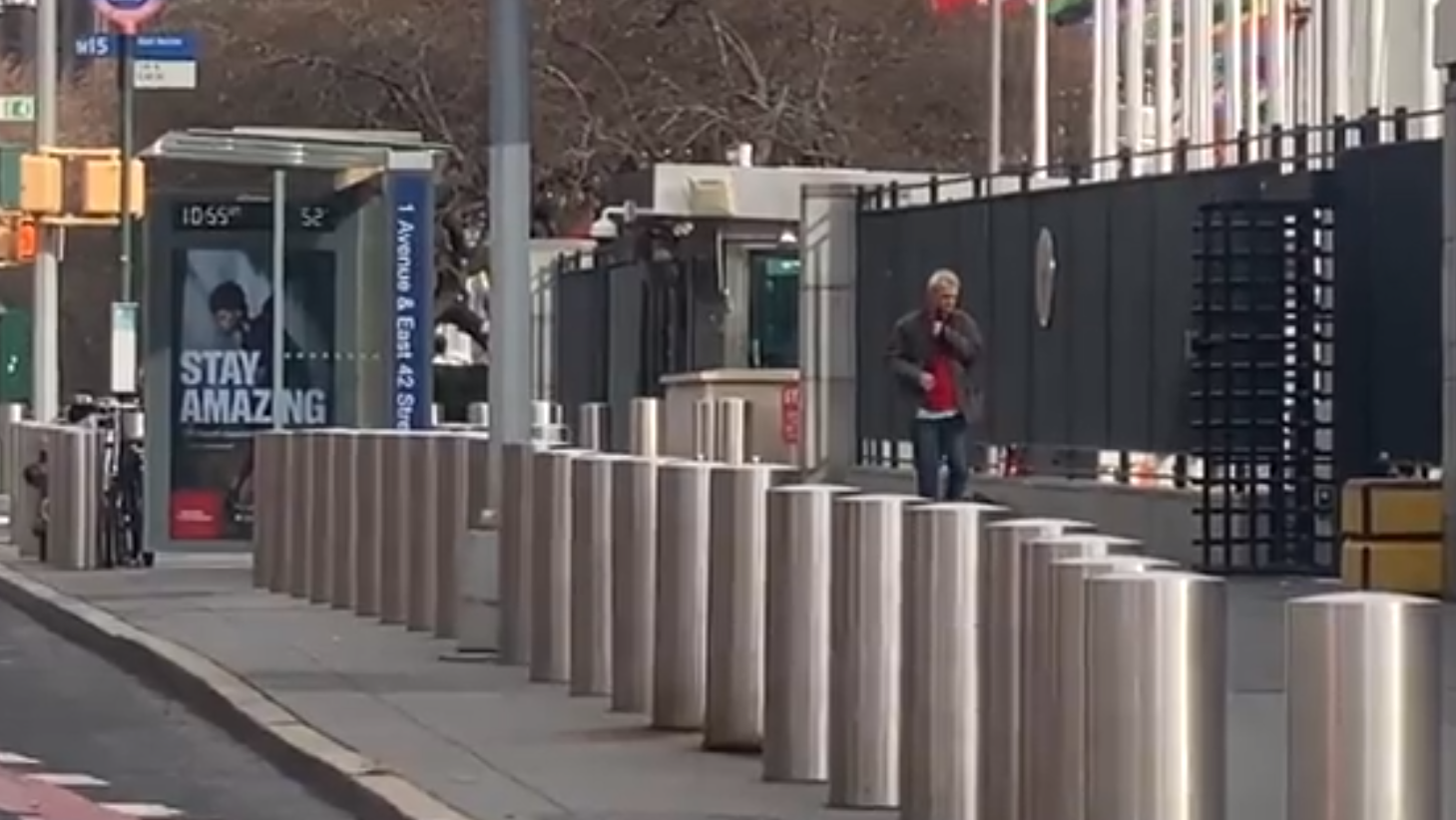 Po ndodh tani/ Një person i armatosur qëndron jashtë godinës së OKB, policia-qytetarëve: “Rrini larg zonës!” (VIDEO)