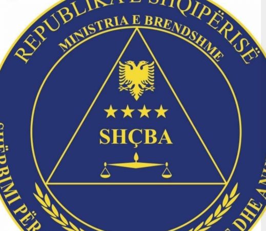 Dhunoi bashkëshorten dhe dy fëmijët, arrestohet polici