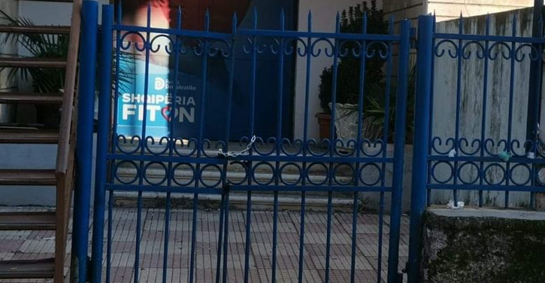 2 ditë nga referendumi i 18 dhjetorit, drejtuesit e PD-së i vendosin zinxhirin derës së selisë