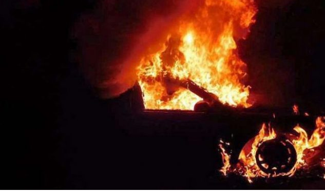 Ishin të parkuara në krah të njëra-tjetrës, shkrumbohen nga flakët dy makinat