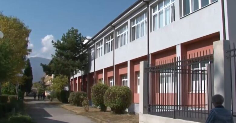 E rëndë/ Mësuesi godet me dorezë hekuri në kokë nxënësin në banjo, ja si paraqitet gjendja e tij