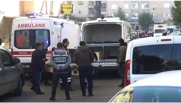 Babai vret me thikë djalin 18 vjeç dhe plagos rëndë vajzën dhe gruan