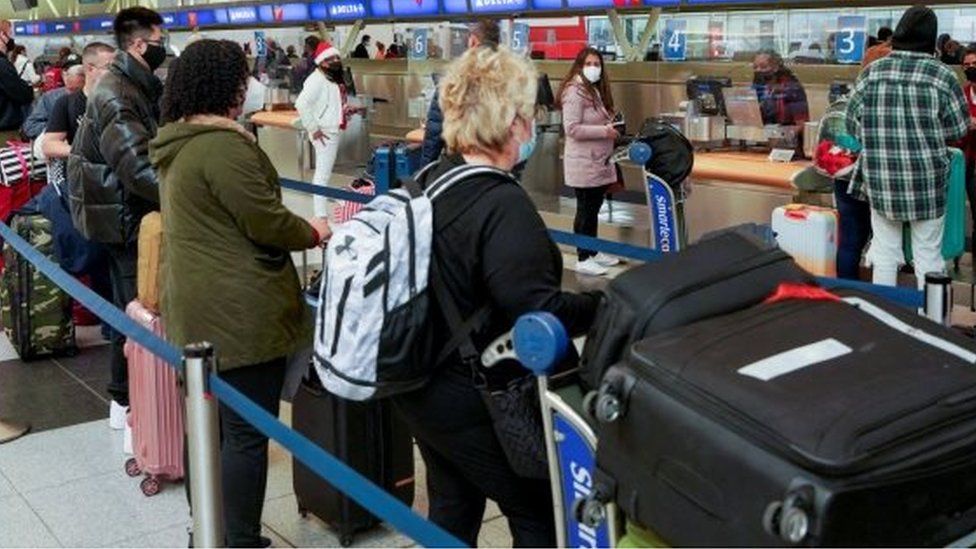 Krishtlindje të trishta për shumë udhëtarë, mbi 1500 fluturime të anuluara të dielën