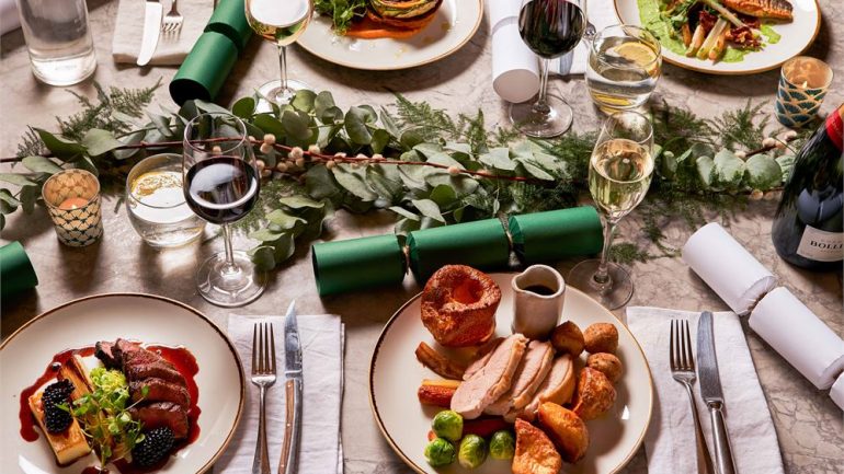 +5 kilogramë vetëm nga darkat dhe drekat e festave, dietologët: Konsumoni ujë