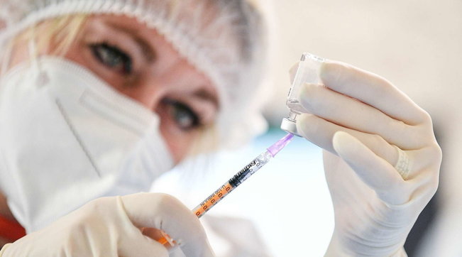 Izraeli nis testimet me dozën e katërt të vaksinës antiCOVID te stafi shëndetësor