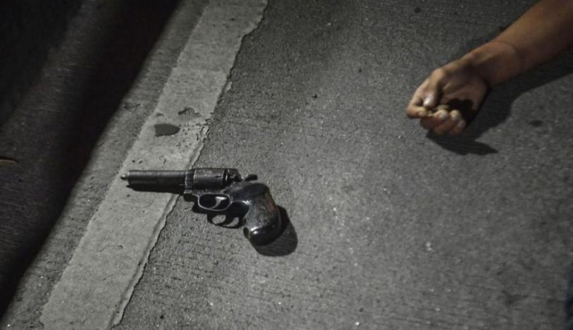 Plumb në kokë teksa shihte televizor, dy persona ekzekutojnë gazetarin