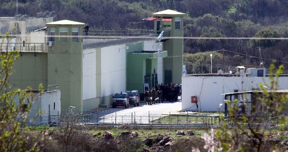 38-vjeçari shqiptar i jep fund jetës brenda furgonit të policisë, vetëvaret me lidhëset e këpucëve