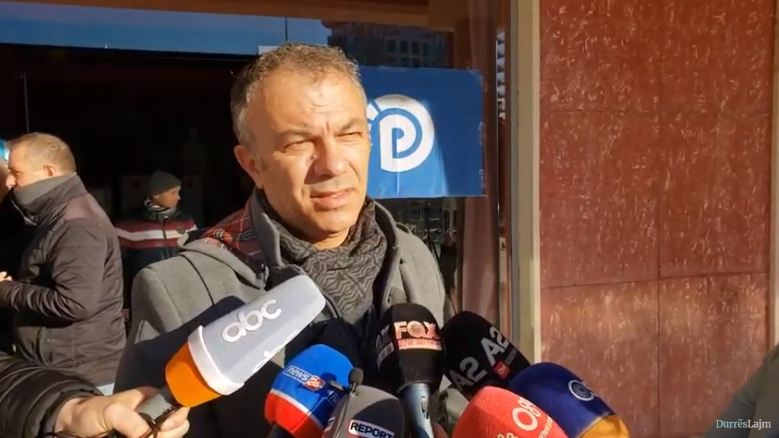 Durrës, Igli Cara voton në referendumin për shkarkimin e Bashës: Pronarët e vërtetë të Partisë Demokratike janë anëtarësia (VIDEO)