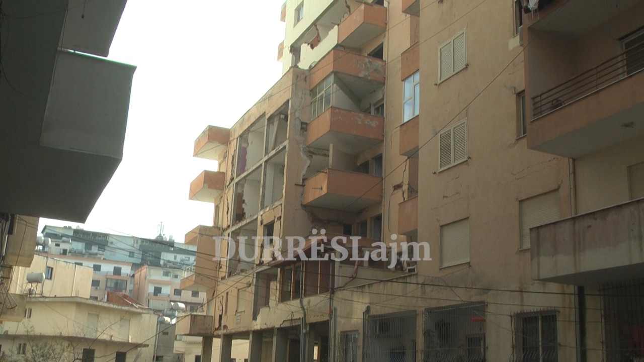 Pallatet e dëmtuara nga tërmeti në plazhin e Durrësit, banorët të paqartë për fatin e godinave dhe nisjen e riforcimeve (VIDEO)