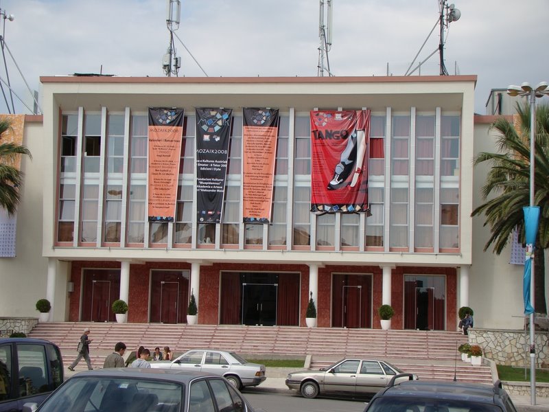 Teatri i Durrësit feston 69-vjetorin e krijimit, urimi i veçantë i aktorëve (VIDEO)