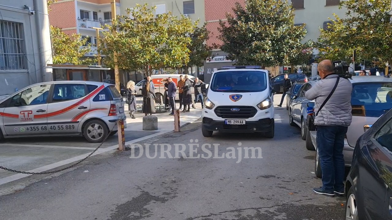 Mbërrin në Gjykatën e Durrësit Arlen Hasanaj, 34-vjeçari akuzohet se vendosi tritol në derën e banesës së Armand Dukës (VIDEO)