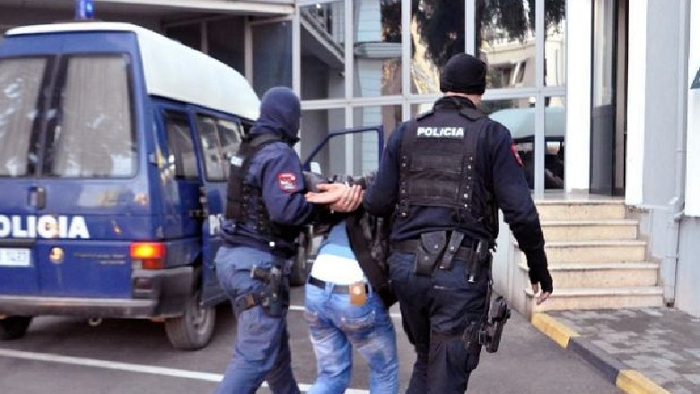Mbajti peng dhe përdhunoi një 15-vjeçare, arrestohet i riu
