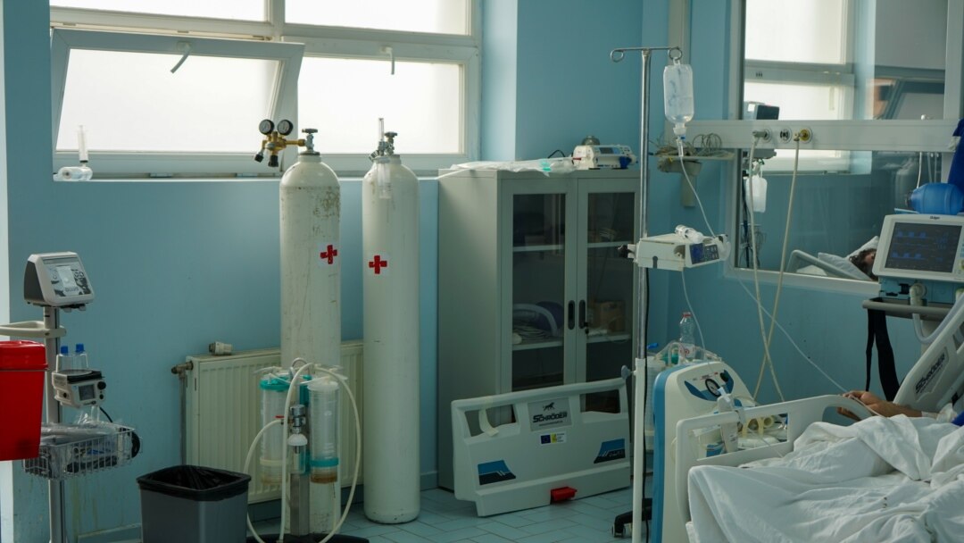 Ndërron jetë nga Covidi një 33-vjeçar në Elbasan, shtohen infektimet pas përfundimit të festës