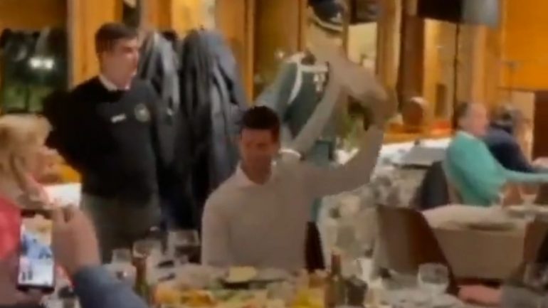 Video/ Pas ndalimit të hyrjes në Australi, tenisti serb Gjokoviç “harbohet” me këngë antishqiptare