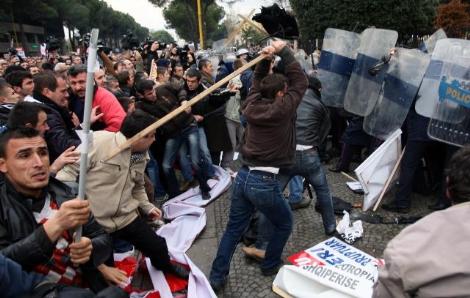 “21 janari” përplas ashpër Berishën me gazetarin: “Je i verbër dhe i pafytyrë!” (Akuzat e forta)