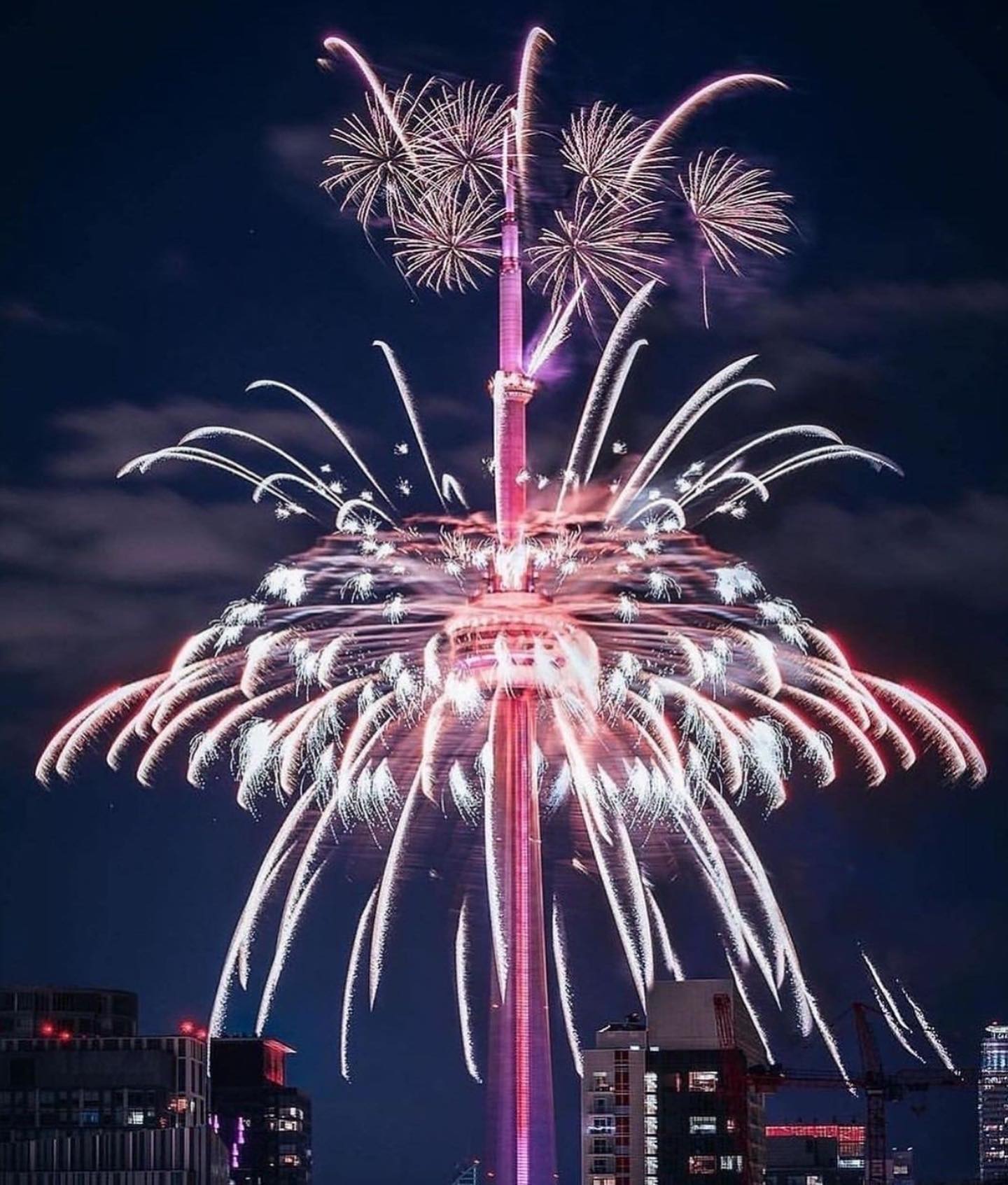 FOTOLAJM/ Spektakël në qiell në natën e ndërrimit të viteve