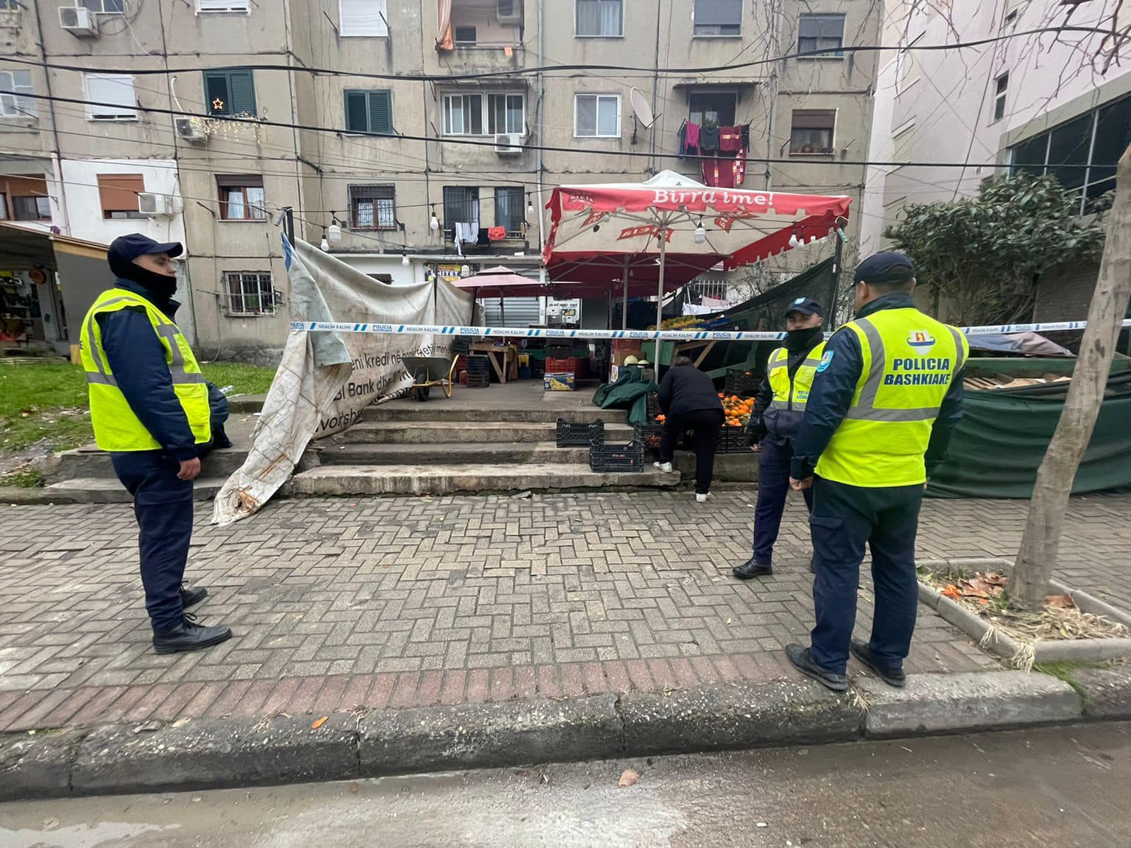 Zaptimi i hapësirave publike, Policia Bashkiake Durrës aksion në lagjen nr.17 (FOTO)