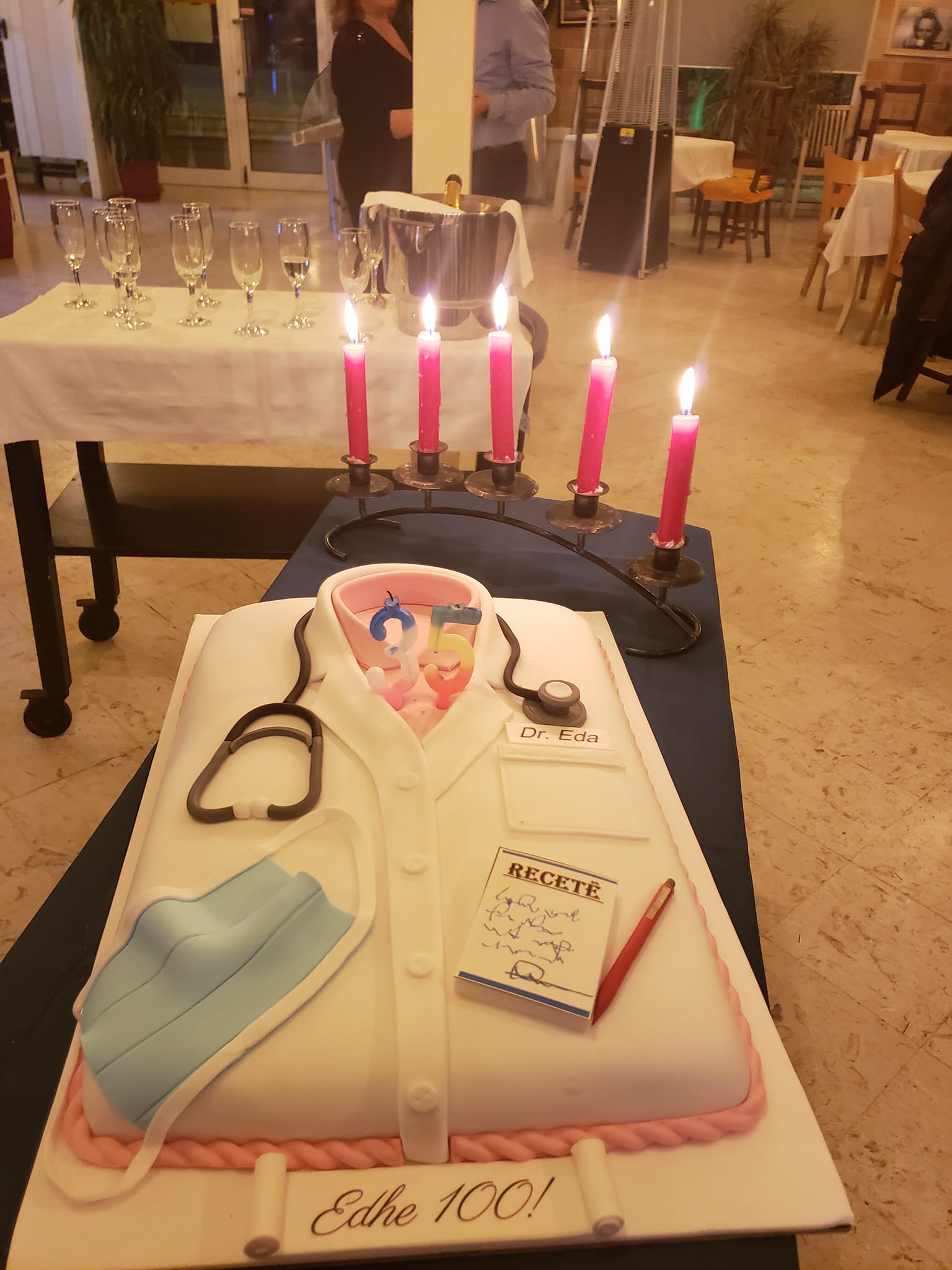 Kolegët surprizojnë për ditëlindje mjeken e njohur nga Durrësi