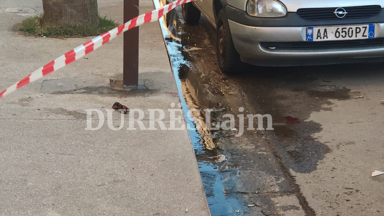 Njolla gjaku në rrugë dhe policia në vendngjarje, çfarë ka ndodhur në lagjen nr.1 të Durrësit (FOTO &#038; VIDEO)